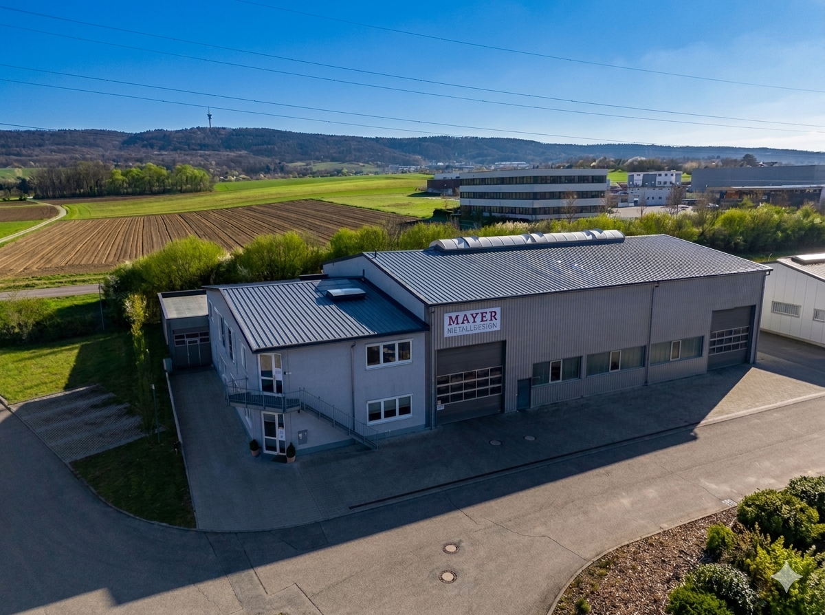 Luftaufnahme der Mayer Metalldesign Produktionshalle